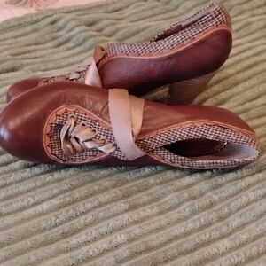 Anthropologie Poetic License Brown and Cream Heels With Pumpkin Stitching.